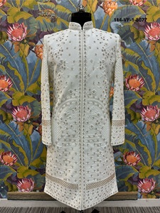 Traje de novio Sherwani con diseño asimétrico, hexagonal, color crema, con detalles Divine Touch y adornos de cuentas plateadas metálicas cromadas. - Product Image 2