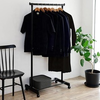 Porte-manteau moderne en métal noir avec roulettes en plastique, hauteur réglable pour chambre, salon, salle de bain, salle à manger, hôtel