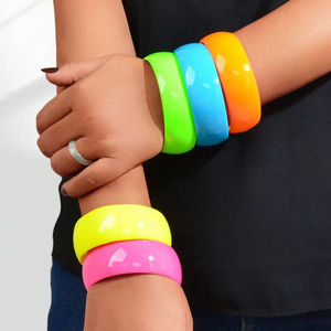 กำไลข้อมืออะคริลิคเรซิ่นสีนีออนสดใสสำหรับผู้หญิง เครื่องประดับแฟชั่น ของขวัญสำหรับงานปาร์ตี้ กำไลข้อมือแบบวงกลมเรียบๆ สำหรับสุภาพสตรี - Product Image 1