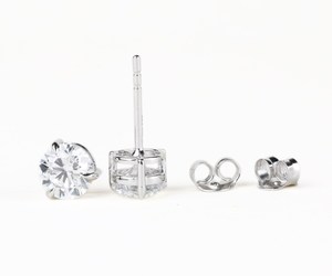 OM GEMS Paire de clous d'oreilles en diamant de laboratoire, clous Martini à 3 griffes, en or 14K, pour femme, solitaires, vente en gros - Product Image 5