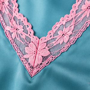 Ensemble de pyjama personnalisé pour femme en satin bleu sarcelle avec dentelle, haut à manches courtes col en V et short, vêtements de nuit doux, vêtements de détente, OEM personnalisé - Product Image 4