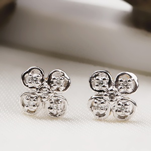 ต่างหูเพชรแท้ทรงโคลเวอร์ทองคำขาว 14K ขายส่ง เครื่องประดับชั้นดี Memoria Jewels - Product Image 1