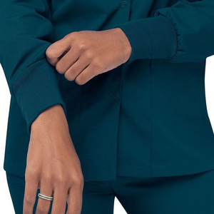 Blouse de travail turquoise pour femme avec poches avant et fermeture boutonnée pour usage hospitalier - Product Image 3