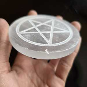 Plaque en sélénite naturelle Étoile de David de 3 pouces, hexagramme gravé, plaque de recharge en cristal rond, décoration spirituelle, vente en gros - Product Image 4
