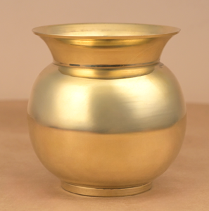 Vase en laiton soigneusement sculpté, orné de motifs divins pour les rituels sacrés, disponible à prix de gros. - Product Image 6