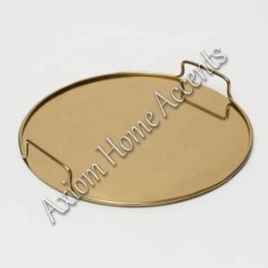 Elegante bandeja de latón con acabado pulido, ideal para reuniones navideñas y fiestas de Axiom Home Accents - Product Image 6