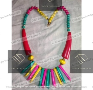 Colliers en résine avec des tourbillons, des paillettes et des tons inspirés de Pantone faits à la main et finis à la main pour un usage quotidien ou des cadeaux - Product Image 4