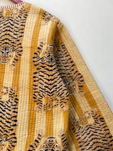 Blouson bomber matelassé réversible à imprimé tigre, éco-responsable, avec boutons vintage, manches courtes, prêt pour l'hiver - Product Image 4