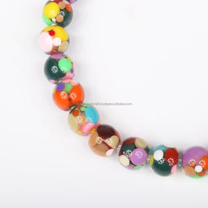 Collier de perles de résine personnalisé de luxe fabriqué à la main de qualité supérieure poli magnifique collier artisanal de perles de résine de mode pour les femmes - Product Image 3