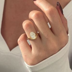 Bague de fiançailles solitaire en or 14 carats avec diamant ovale de 4 carats cultivé en laboratoire, certifiée IGI, bijoux de luxe pour mariage, bijoux de mariée, anniversaire - Product Image 1