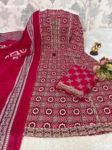 Proveedor de conjuntos de Kurti-Plazzo-Dupatta de algodón suave de primera calidad con bordado en el escote y estampado Ajrakh, de Surat. - Product Image 5