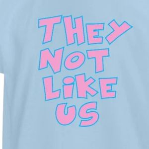เสื้อยืดแขนสั้นลายกราฟิกสีฟ้าสำหรับวัยรุ่น ลายพิมพ์ตัวอักษรสีชมพูเข้ม "They Not Like Us" คอกลม สไตล์ลำลอง แฟชั่นวัยรุ่น ใส่ได้ทุกวัน - Product Image 3