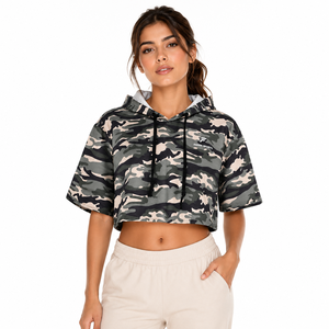 Sudadera con capucha corta de camuflaje para mujer al por mayor, de manga corta, estilo oversize, streetwear, con estampado de camuflaje, con logo personalizado - Product Image 1