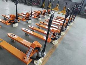 Transpaleta Manual Ergonómica de 2.5 Toneladas, Nueva, con Estructura de Acero Resistente y Bomba Alemana para un Uso Seguro - Product Image 4