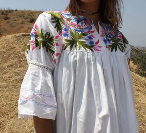 Magnifique robe maxi vintage brodée à la main, 100% coton, délicieuse broderie florale, manches 3/4 légèrement évasées, été - Product Image 4