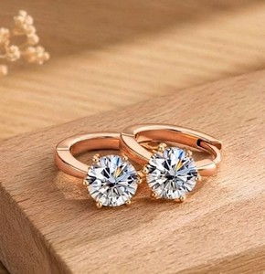 Boucles d'oreilles minimalistes en or massif 10K 14K 18K jaune et blanc avec breloque en diamant rond de laboratoire certifié IGI, couleur E, clarté VS VVS - Product Image 2