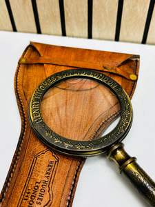 Lupa de Mano Moderna de 3'' Hecha a Mano en Latón y Cuero con Marco y Asa Grabados |   Lupa de Inspección Vintage - Product Image 2