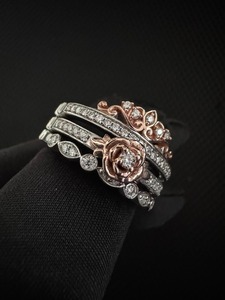 Anillo de Moissanita con Diseño Único en Plata 925, Regalo Romántico de Joyería para San Valentín y Aniversario, Disponible para la Venta - Product Image 1