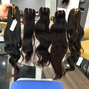 Extensiones de cabello humano sin procesar virgen natural del sur de la India de calidad superior Paquetes de cabello crudo ondulado profundo natural de las sienes - Product Image 1