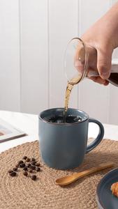 แก้วกาแฟเซรามิกดีไซน์หรูหรา เคลือบด้านแบบดิบ ทรงกระบอกเรียบหรู ด้ามจับถนัดมือ เก็บความร้อนได้ดี เหมาะสำหรับใช้ในชีวิตประจำวัน - Product Image 2