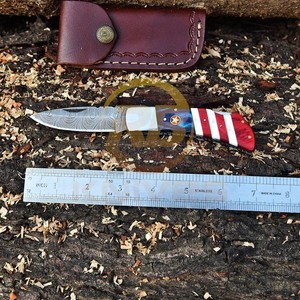 Cuchillo Plegable Premium OEM de Acero de Damasco con Hoja de Punta Caída y Mango con Bandera Americana, Cuchillo de Camping con Funda de Cuero - Product Image 2