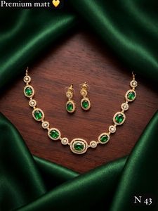 Conjunto de Collar y Aretes de Oro con Incrustaciones de Kundan y Perlas, Joyería de Boda para Mujer, Estilo Clásico, Diseño Geométrico - Product Image 1