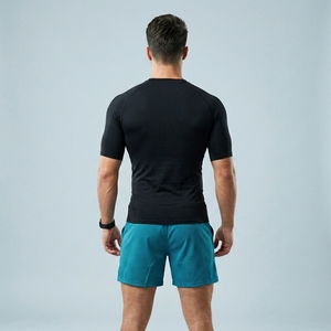 T-shirt de compression noir à manches courtes pour homme, coupe ajustée, séchage rapide, vêtement de sport athlétique, col rond, haut de performance tricoté - Product Image 2