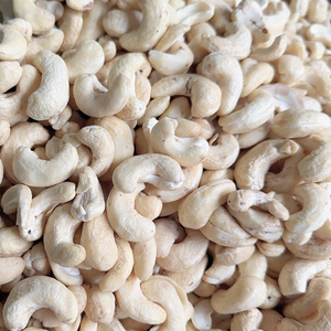 เม็ดมะม่วงหิมพานต์เวียดนามคุณภาพสูง ขายดี ออร์แกนิค แบบเต็มเม็ด W320 W450 ซานติโก รับผลิตแบบ OEM, ODM - Product Image 1