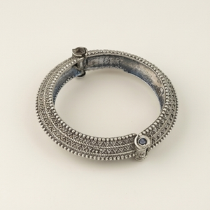 กำไลข้อมือทองเหลืองชุบเงินลายเรขาคณิตสำหรับผู้หญิง DIVYORO - ของขวัญ KADA - Product Image 1