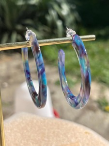 Boucles d'oreilles en résine OEM ODM, boucles d'oreilles en résine à marque privée, boucles d'oreilles en résine à finition solide, article de gros personnalisé d'usine, boucles d'oreilles en résine - Product Image 4