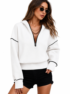 Sudadera con capucha blanca de media cremallera, manga larga, estilo oversize, con ribete en contraste, para uso casual. - Product Image 4