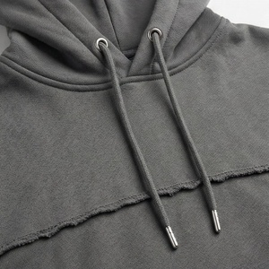 Survêtement unisexe gris en coton avec capuche, cordon de serrage et poches latérales, coupe décontractée pour adultes, idéal pour l'automne - Product Image 4