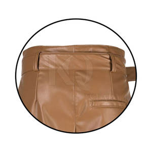 Shorts en cuir élégants pour hommes avec un design épuré, des poches fonctionnelles et une finition extérieure lisse - Product Image 6