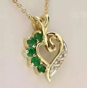 Colgante de diamante en forma de corazón con piedras laterales de esmeralda en oro amarillo para mujer, uso romántico diario - Product Image 3