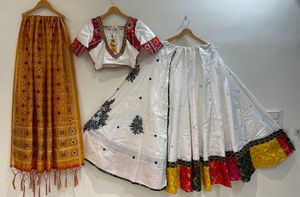 Ensemble Chaniya Choli style à volants avec broderie miroir à l'effet feuille d'aluminium, Blouse et Dupatta Bandhej, pour le festival Navratri - Product Image 5