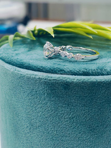 Anillo de diamantes de talla brillante redonda con piedras laterales en oro blanco, elegancia atemporal, brillo radiante y un aspecto refinado. - Product Image 2