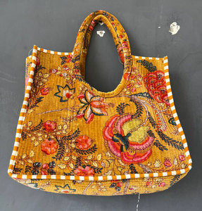 Bolso de Hombro Acolchado de Terciopelo Estampado de Alta Calidad con Diseño Único y Sensación de Lujo - Product Image 4