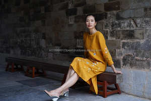 Vestido LARGO DE LINO DARIA con mangas y bordado floral para un elegante atuendo de invitado de boda - Product Image 3