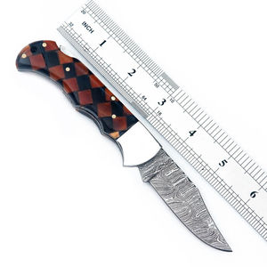 Cuchillo de caza artesanal de acero de Damasco con hoja de punta caída y mango de micarta, con funda de cuero marrón - Product Image 5