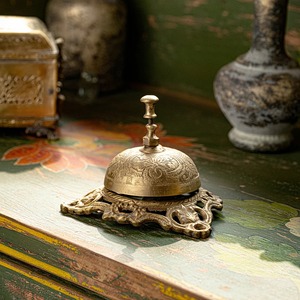 Cloche de table en métal bicolore au design élégant, cloche à main stylée pour la réception d'hôtel, le service de restaurant, la décoration intérieure et les cadeaux - Product Image 3