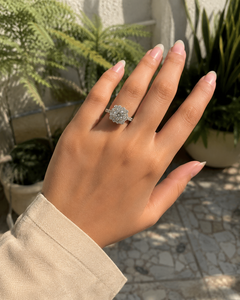 Anillo de compromiso de oro amarillo vermeil con halo de diamantes redondos para mujer, anillo de boda de moissanita, anillo de promesa. - Product Image 5