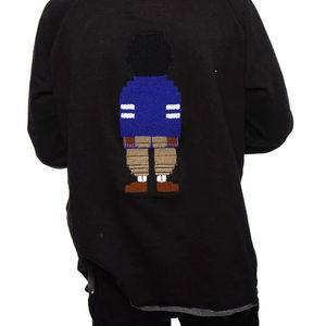 เสื้อฮู้ดผู้ชายลายการ์ตูนสีดำ ผ้าฟลีซ แขนยาว มีกระเป๋าจิงโจ้ รับผลิตแบบ OEM ODM ขายส่งเสื้อผ้า - Product Image 2