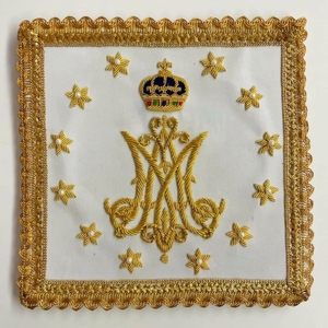 งานปักดิ้นทองคำแท้ทำมือ ลายตราสัญลักษณ์พระแม่มารี พร้อมมงกุฎ ดาว ธงโบสถ์ ถ้วยศักดิ์สิทธิ์ ผ้าคลุมศีลมหาสนิท และชุดพิธีกรรมคาทอลิก - Product Image 1