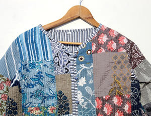 Chaqueta Acolchada de Algodón Unisex Hecha a Mano en India, Ligera y Cálida para Cada Temporada, Diseño Floral con Parches, Transpirable - Product Image 3