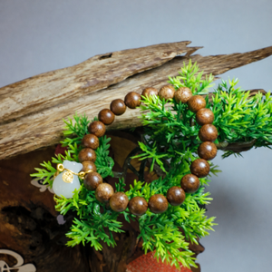 Bracelet en bois de santal chaud avec breloques en jade mélangé - Product Image 3