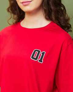 เสื้อยืดผู้หญิงสีแดง แขนครึ่งตัว คอกลม วินเทจ ลายโลโก้ 01 ทรงปกติ สวมใส่สบาย ผ้าเจอร์ซีย์คอตตอน ระบายอากาศได้ดี แห้งเร็ว เป็นมิตรกับสิ่งแวดล้อม - Product Image 1