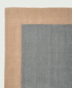 พรมพื้นที่สีน้ำเงินทันสมัยพร้อมขอบสีเบจ – พรมขนนุ่มสำหรับตกแต่งห้องนั่งเล่น ห้องนอน และบ้าน - Product Image 4