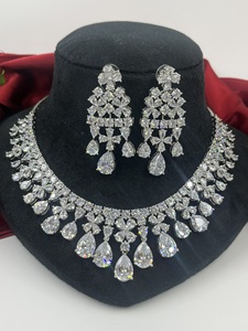 Ensemble de bijoux collier et boucles d'oreilles en zircone cubique pour femmes |   Ensemble de bijoux fantaisie de mariage indien, cadeau pour anniversaire - Product Image 5