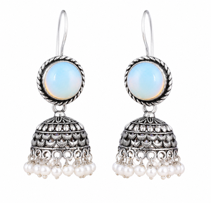 Pendientes Jhumka de Perlas de Vidrio Ópalo Blanco Hechos a Mano, Plata Oxidada, Joyería Tradicional Boho, Proveedor Mayorista - Product Image 2
