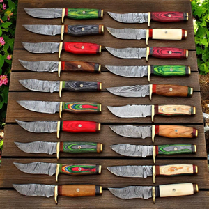 Couteau de chasse artisanal en acier inoxydable avec couteau à dépecer incurvé fait main confortable et manche coloré, étui en cuir - Product Image 1